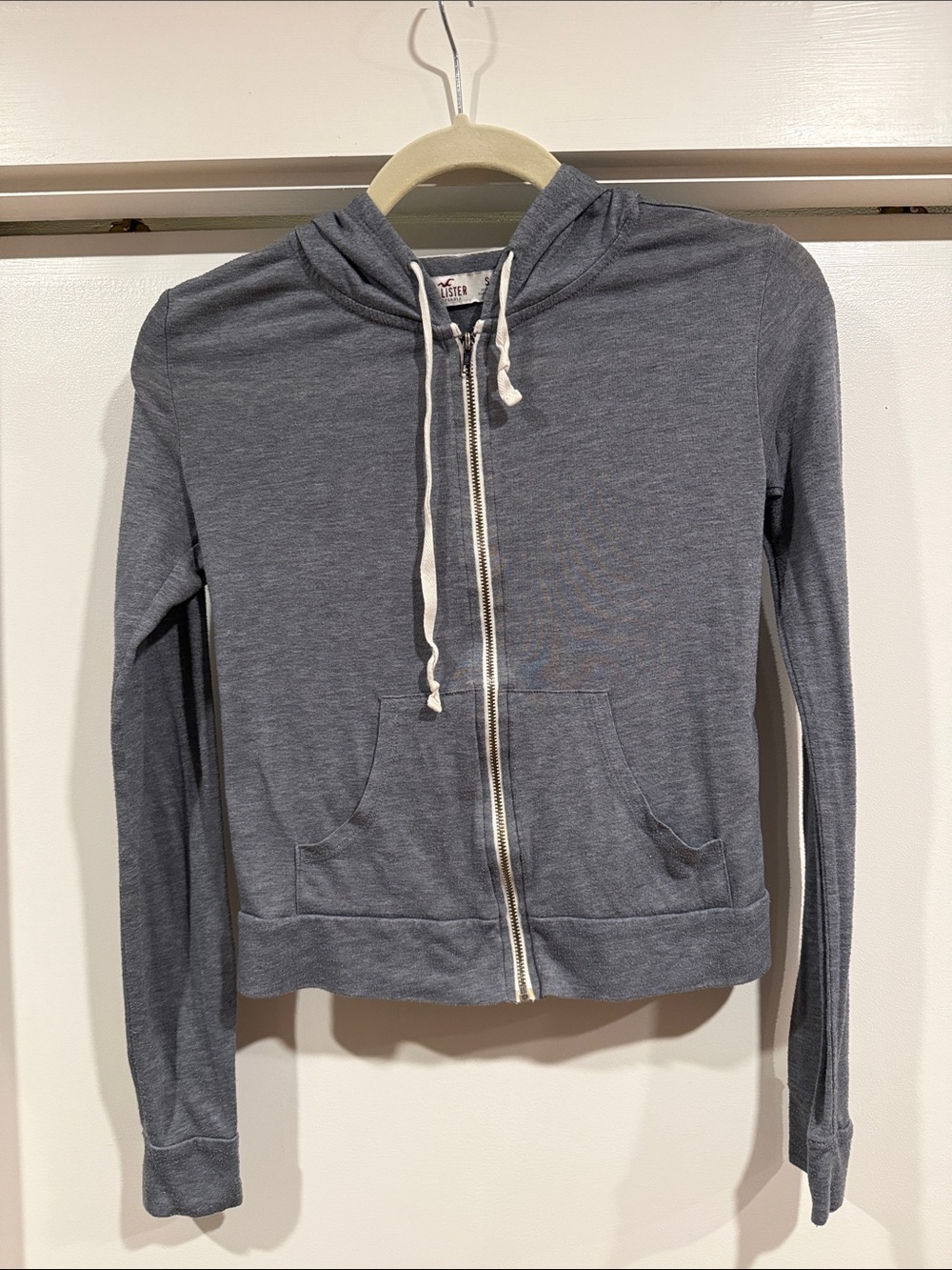 Light weight hoodie. Cropped fit.